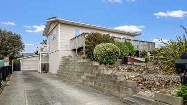 76 Kahukura Avenue, Waitārere Beach, Levin - Carousel 1