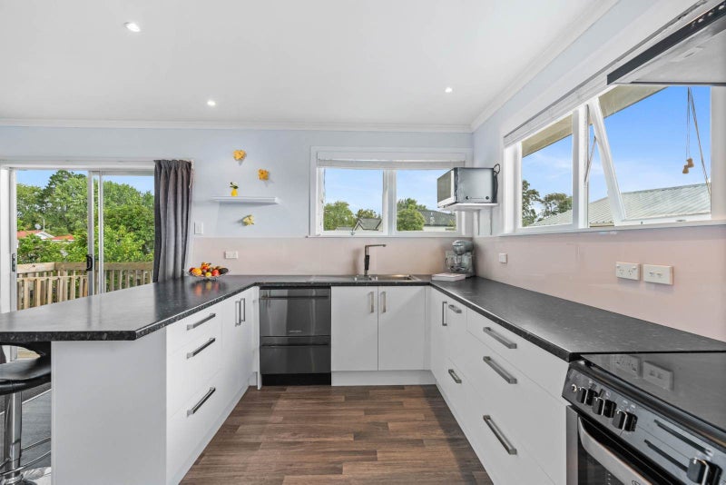 1/12 Riverpark Crescent, Henderson, Auckland - Carousel 2