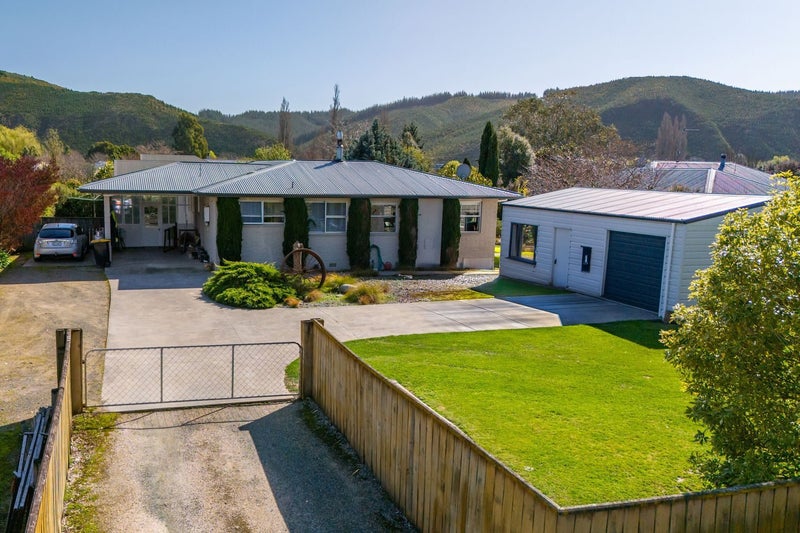 48 Lord Auckland Road, Wakefield - Carousel 1