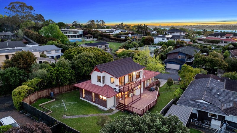 16 Sarah Place, Farm Cove, Auckland - Carousel 1