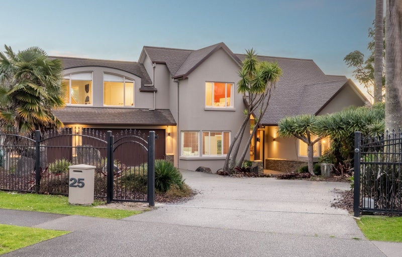 25 Anaheim Boulevard, Shamrock Park, Auckland - Carousel 1