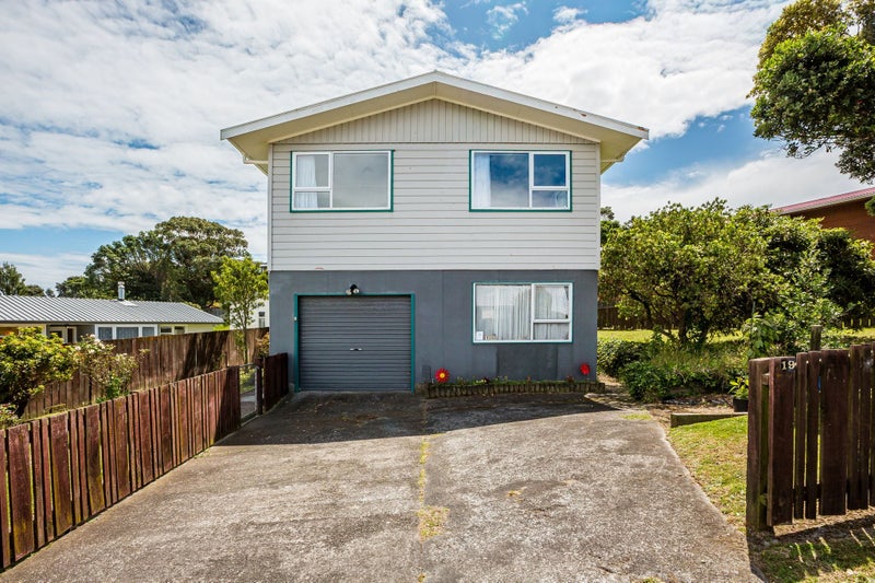 19 Sombrero View, Ascot Park, Porirua - Carousel 1