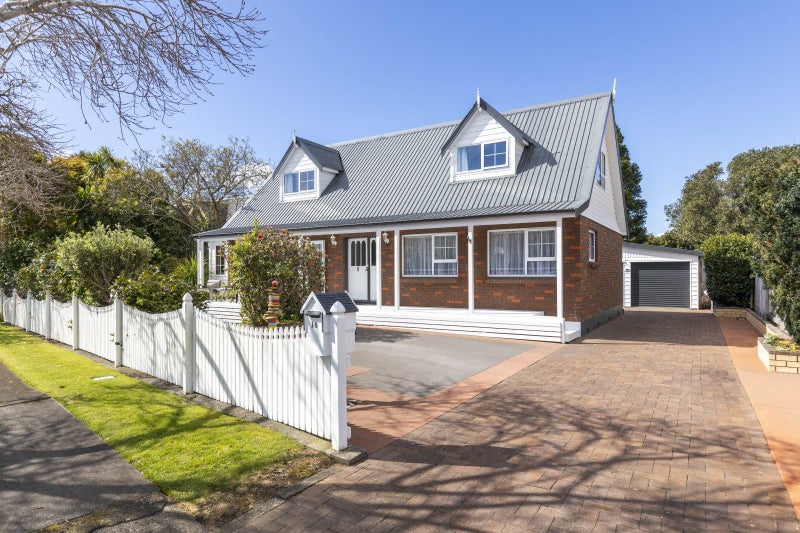 10 Elder Grove, Whalers Gate, New Plymouth - Carousel 1