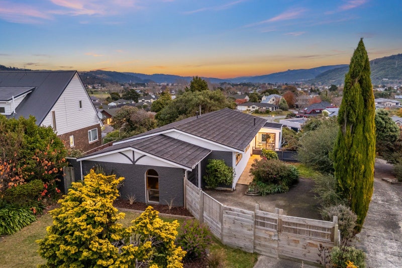 11 Roband Crescent, Brown Owl, Upper Hutt - Carousel 1