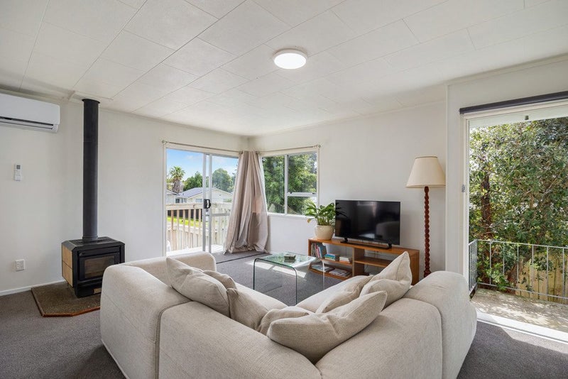 42 Claverdon Drive, Massey, Auckland - Carousel 2