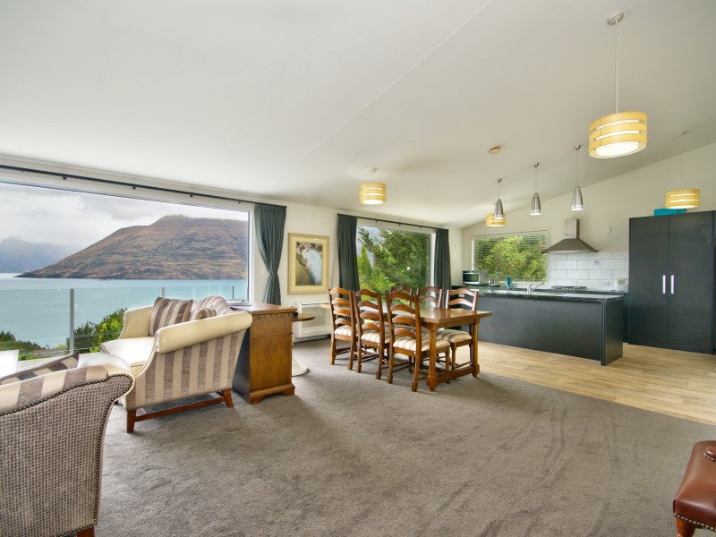 8A Moss Lane, Sunshine Bay, Queenstown - Carousel 1