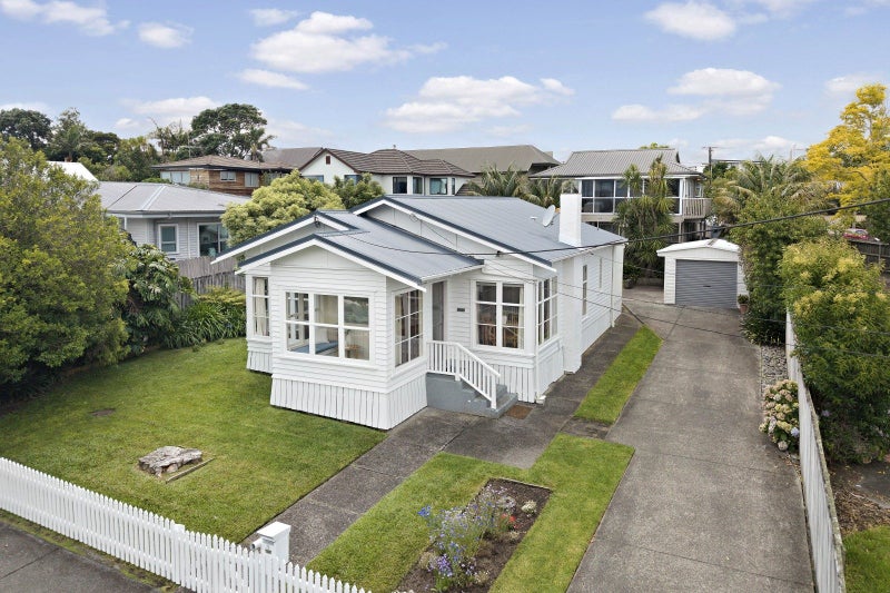 5 Harbour View Road, Point Chevalier, Auckland - Carousel 1