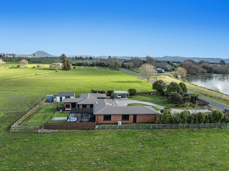 97 East Bank Road, Edgecumbe, Whakatane - Carousel 1
