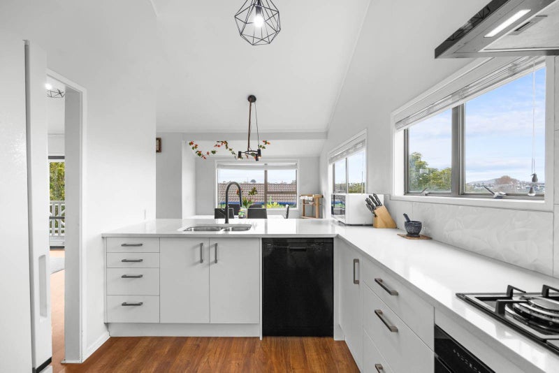 1/3 Tahinga Street, Northcote, Auckland - Carousel 2