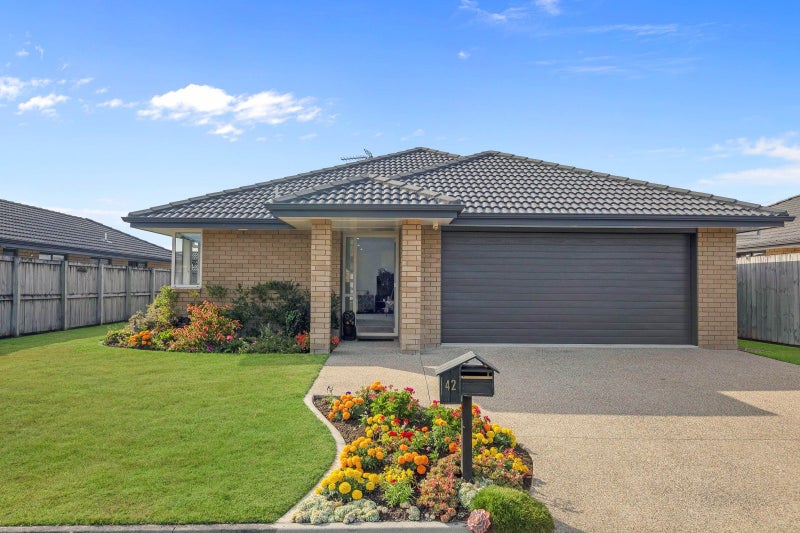 42 Edgeview Crescent, Fitzroy, Hamilton - Carousel 1