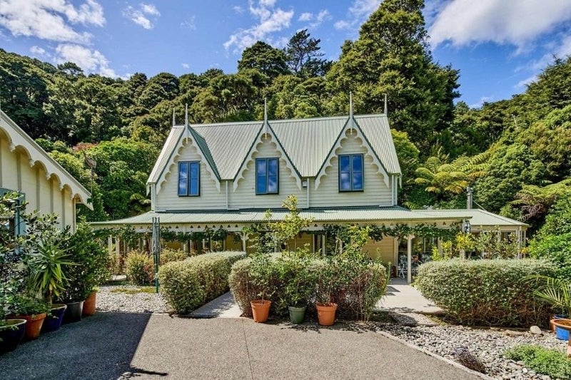 15 Whiorau Grove, Lowry Bay, Lower Hutt - Carousel 1