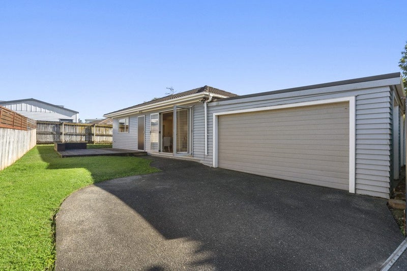 2 Zefiro Drive, Massey, Auckland - Carousel 1
