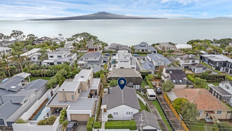 1/10 Merani Street, Narrow Neck, Auckland - Carousel 2