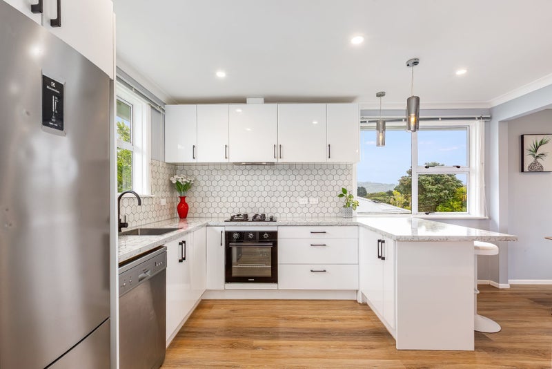 100 Castor Crescent, Cannons Creek, Porirua - Carousel 1