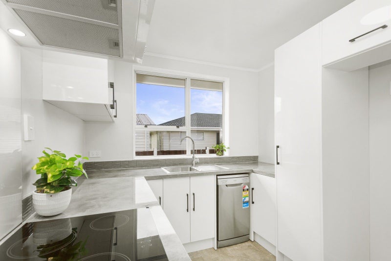 2/12 Tacoma Drive, Totara Park, Upper Hutt - Carousel 2