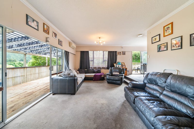 4 Vista Crescent, Maoribank, Upper Hutt - Carousel 2