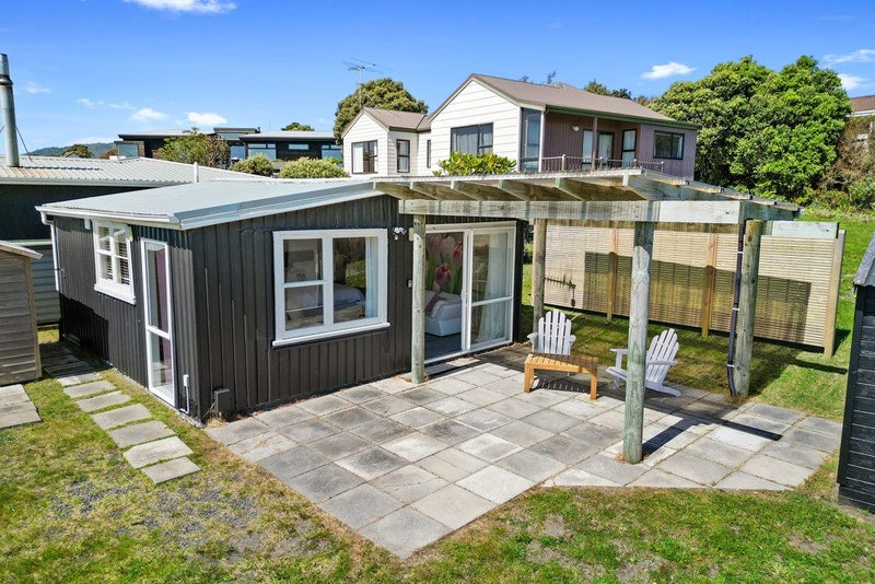 19 Hicks Crescent, Waikanae Beach, Waikanae - Carousel 2