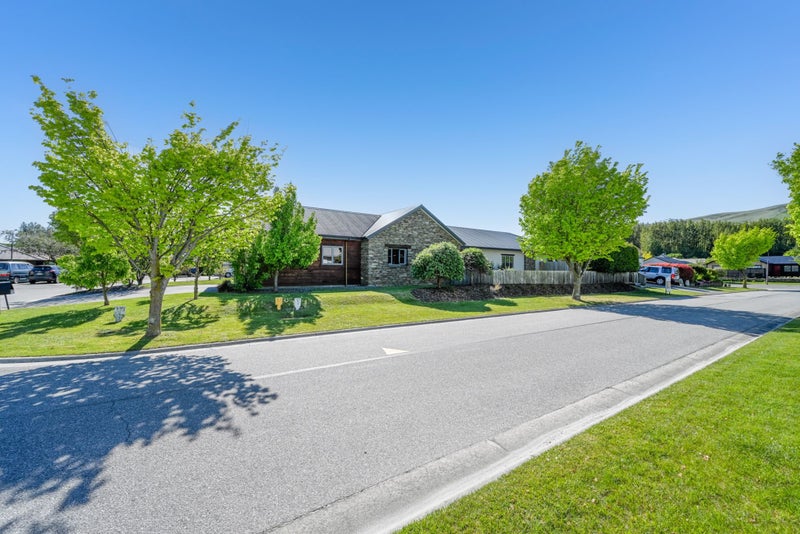 4 Manorburn Place, Lake Hayes, Queenstown - Carousel 1