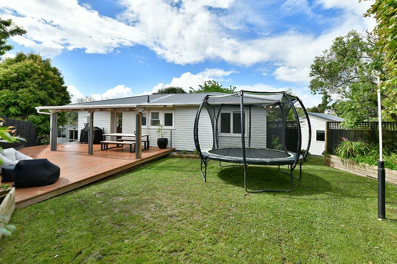 8 Bishopgate Street, Birkdale, Auckland - Carousel 1