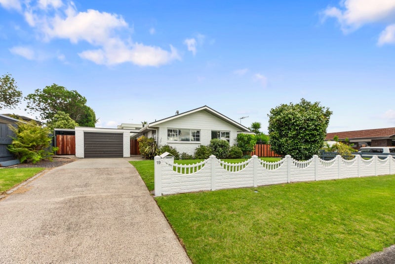 19 ENDEAVOUR Avenue, Welcome Bay, Tauranga - Carousel 1