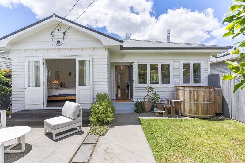 25 Premier Avenue, Point Chevalier, Auckland - Carousel 1