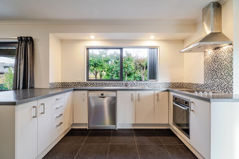 22 Liberty Grove, Kelvin Grove, Palmerston North - Carousel 2
