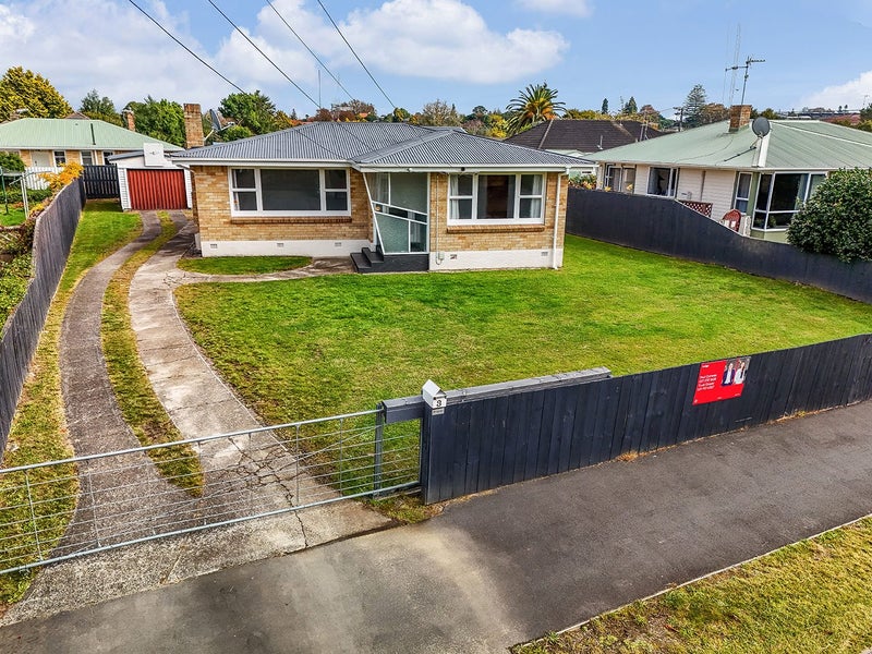 3 Defoe Avenue, Hillcrest, Hamilton - Carousel 1