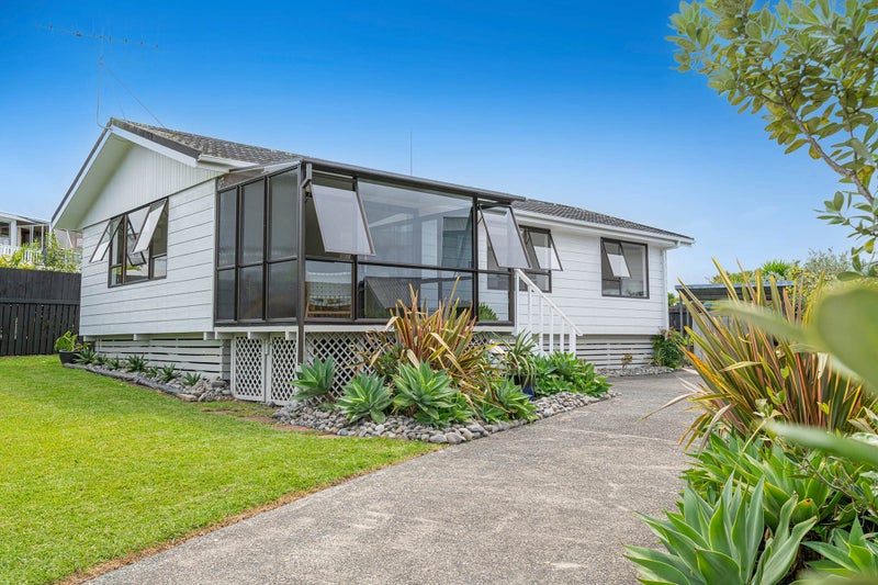 7 Kauri Crescent, Snells Beach, Snells Beach - Carousel 1