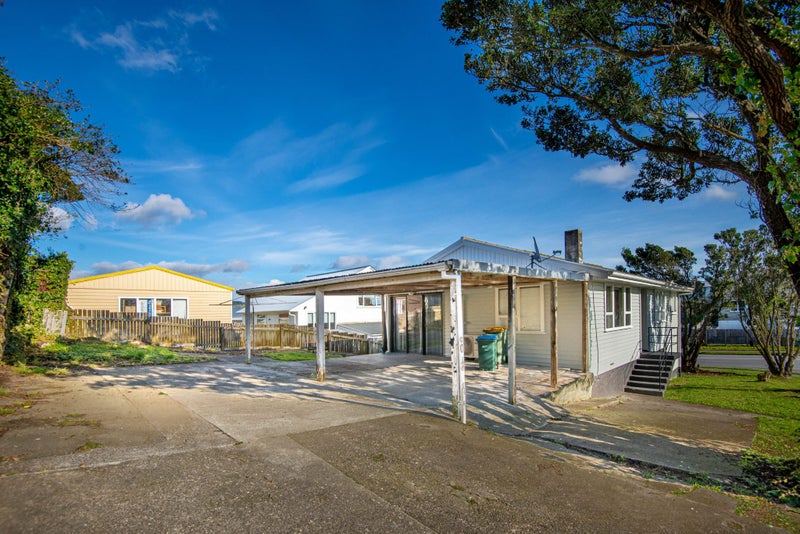 2 Penguin Grove, Waitangirua, Porirua - Carousel 2