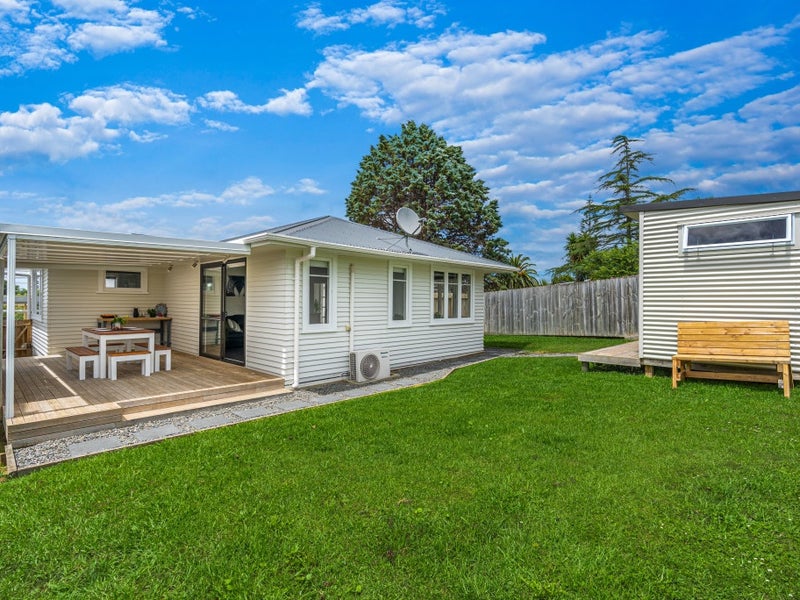22 Roberts Road, Te Atatu South, Auckland - Carousel 1