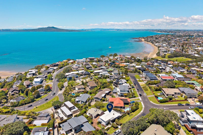 1/1 Eastcliffe Road, Castor Bay, Auckland - Carousel 24