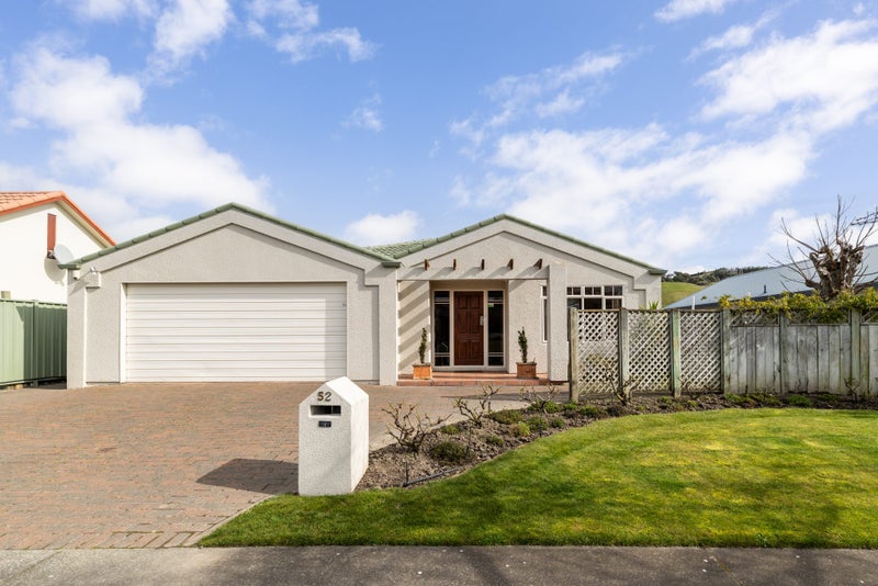 52 Kensington Drive, Taradale, Napier - Carousel 1