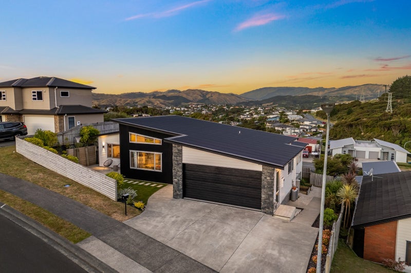 4 Semaphore Lane, Whitby, Porirua - Carousel 1