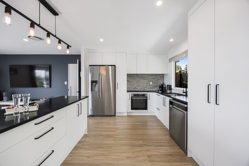 22 Whangaparaoa Road, Red Beach, Whangaparāoa - Carousel 1