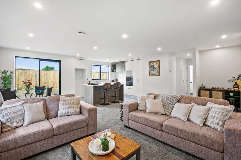 2B Sandel Rise, Merrilands, New Plymouth - Carousel 2