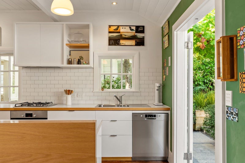 4 Manuka Terrace, Eastbourne, Lower Hutt - Carousel 2