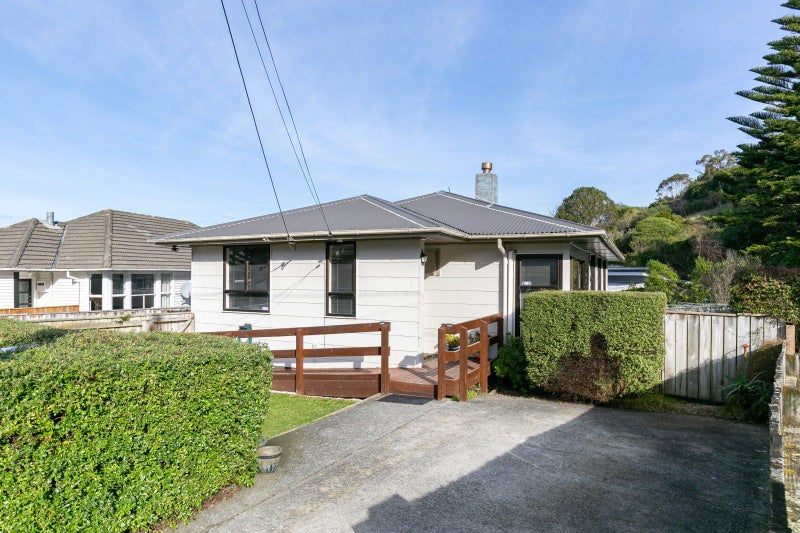 11B Greer Crescent, Tawa, Wellington - Carousel 1