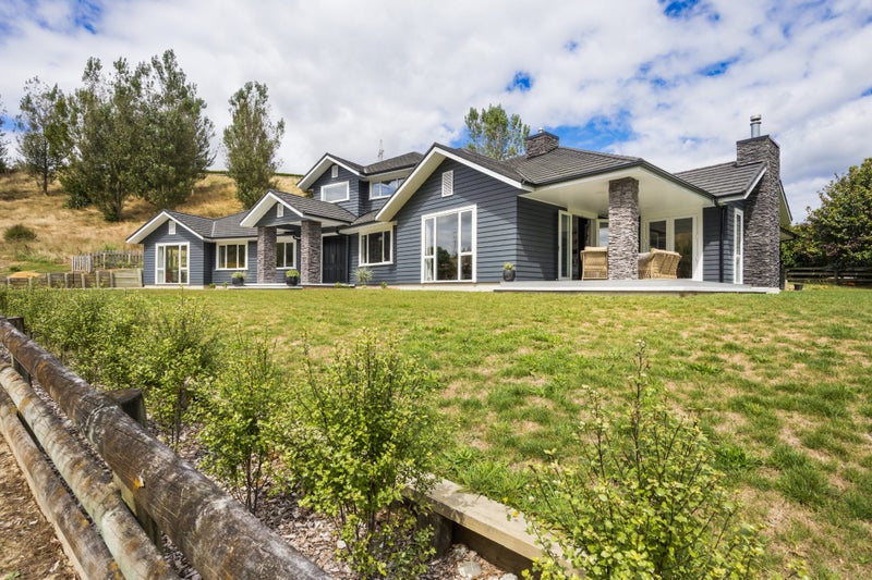 82 Kingsdale Park Drive, Palmerston North - Carousel 1