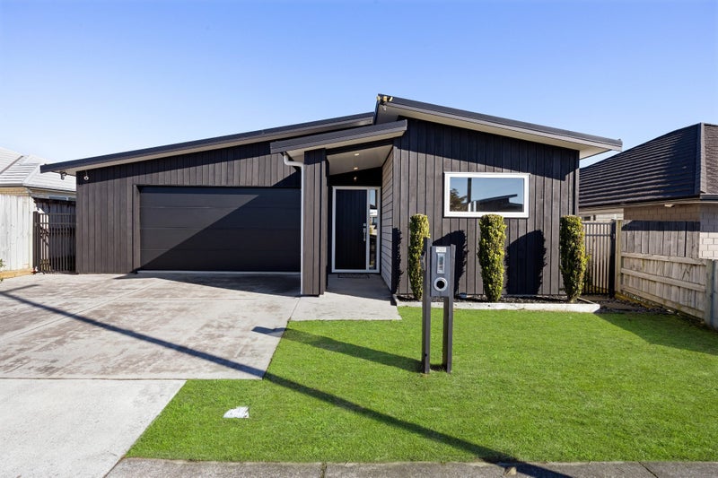 11 McCorquindale Drive, Flagstaff, Hamilton - Carousel 1