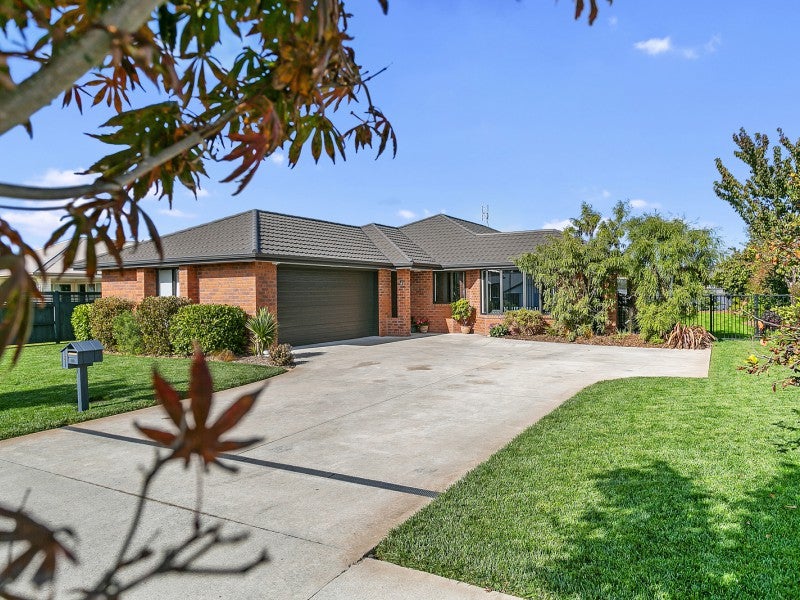 8 Mckinnon Street, Leamington, Cambridge - Carousel 1