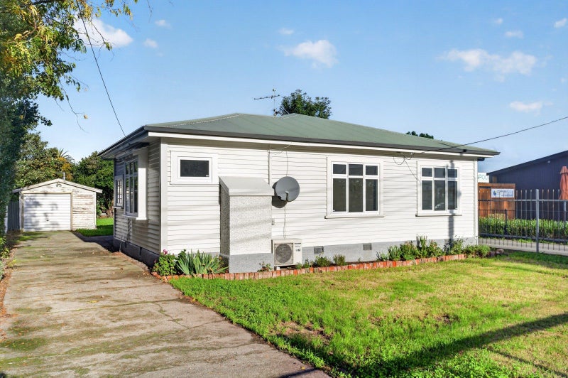 176 High Street North, Carterton - Carousel 1