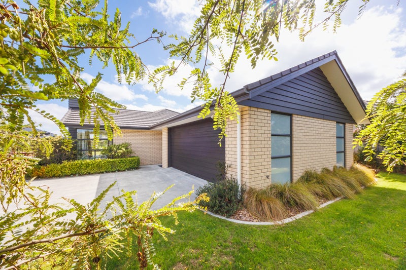 6 Monaco Grove, Fitzherbert, Palmerston North - Carousel 1