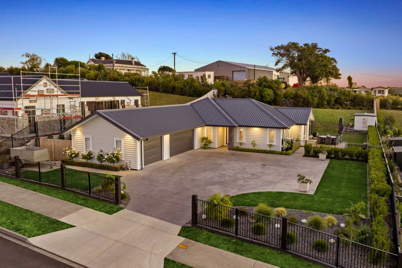 12 Kerr Crescent, Patumahoe, Pukekohe - Carousel 1