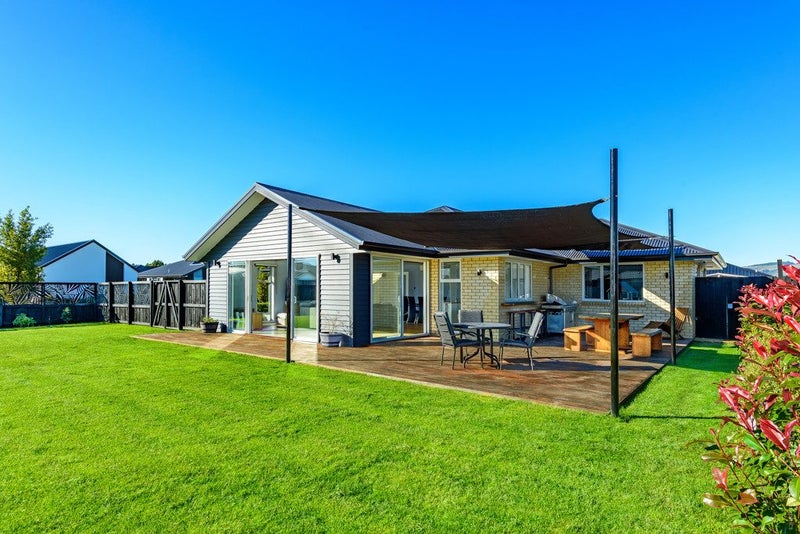 74 Oaks Drive, Lincoln, Lincoln - Carousel 1