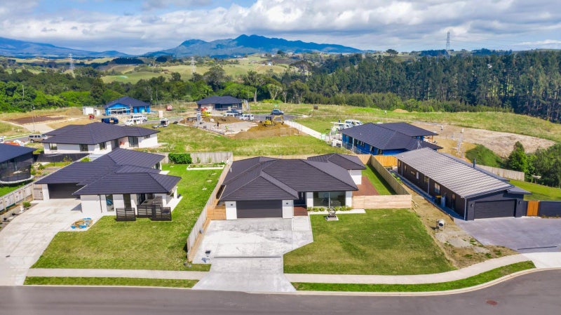 33 Honeyfield Drive, Whalers Gate, New Plymouth - Carousel 2