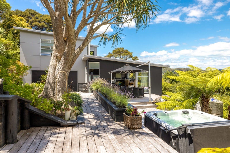 3 Giles Road, Ostend, Waiheke Island - Carousel 1