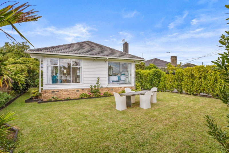 51 Waipani Road, Te Atatu Peninsula, Auckland - Carousel 1