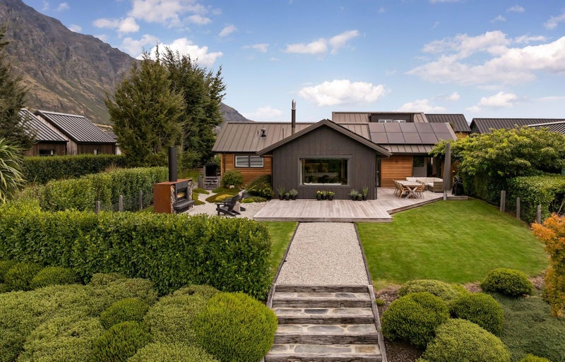 13 Hovingham Court, Jacks Point, QUEENSTOWN - Carousel 1