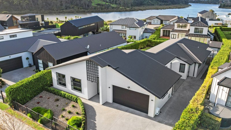 78 Riverhead Point Drive, Riverhead, Riverhead - Carousel 1