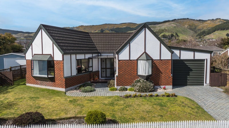 4 Washbourn Drive, Richmond, Richmond - Carousel 1